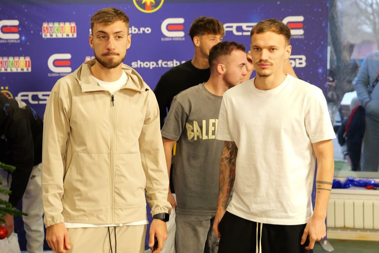 Jucătorii de la FCSB au oferit cadouri copiilor // FOTO: Andrei Furnigă (GSP)
