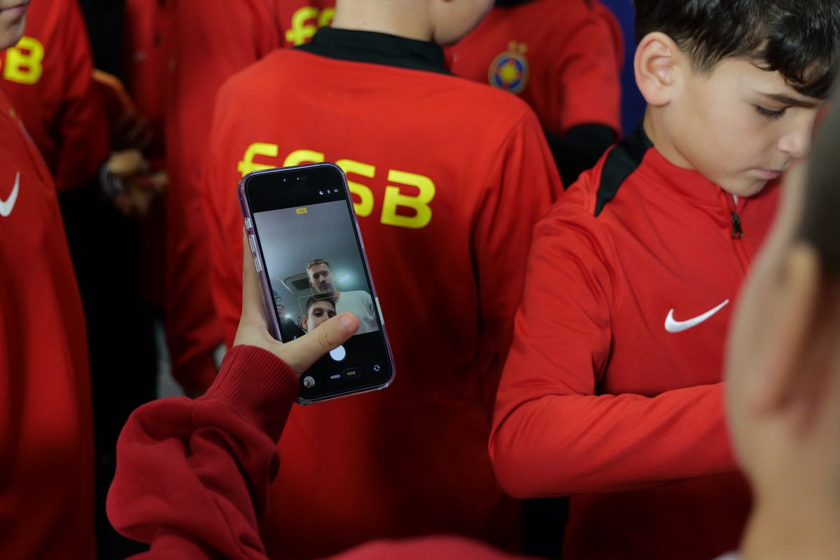 Jucătorii de la FCSB, ajutoarele Moșului pentru copiii din Academie » Pantea a luat microfonul GSP și l-a întrebat pe Lixandru: „Ce v-ați dori de Crăciun?”