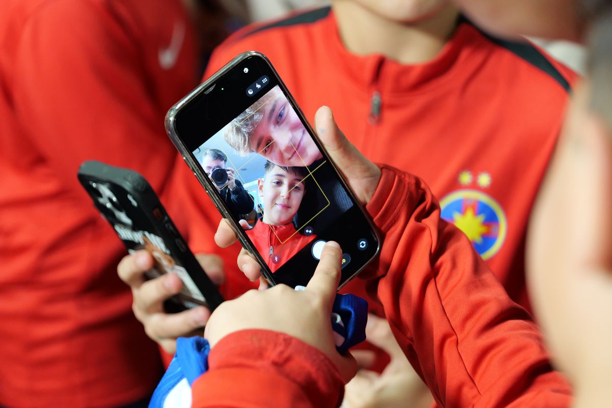 Jucătorii de la FCSB, ajutoarele Moșului pentru copiii din Academie » Pantea a luat microfonul GSP și l-a întrebat pe Lixandru: „Ce v-ați dori de Crăciun?”