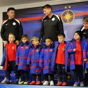 Jucătorii de la FCSB au oferit cadouri copiilor // FOTO: Andrei Furnigă (GSP)