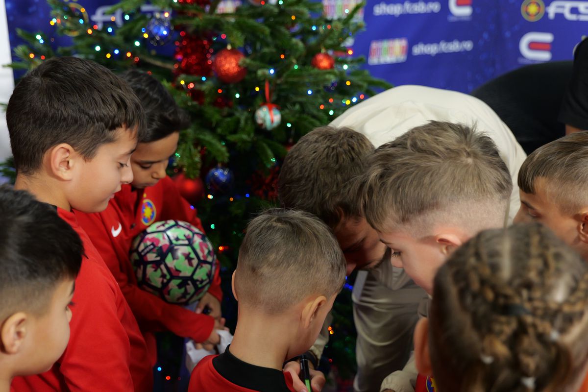 Jucătorii de la FCSB, ajutoarele Moșului pentru copiii din Academie » Pantea a luat microfonul GSP și l-a întrebat pe Lixandru: „Ce v-ați dori de Crăciun?”