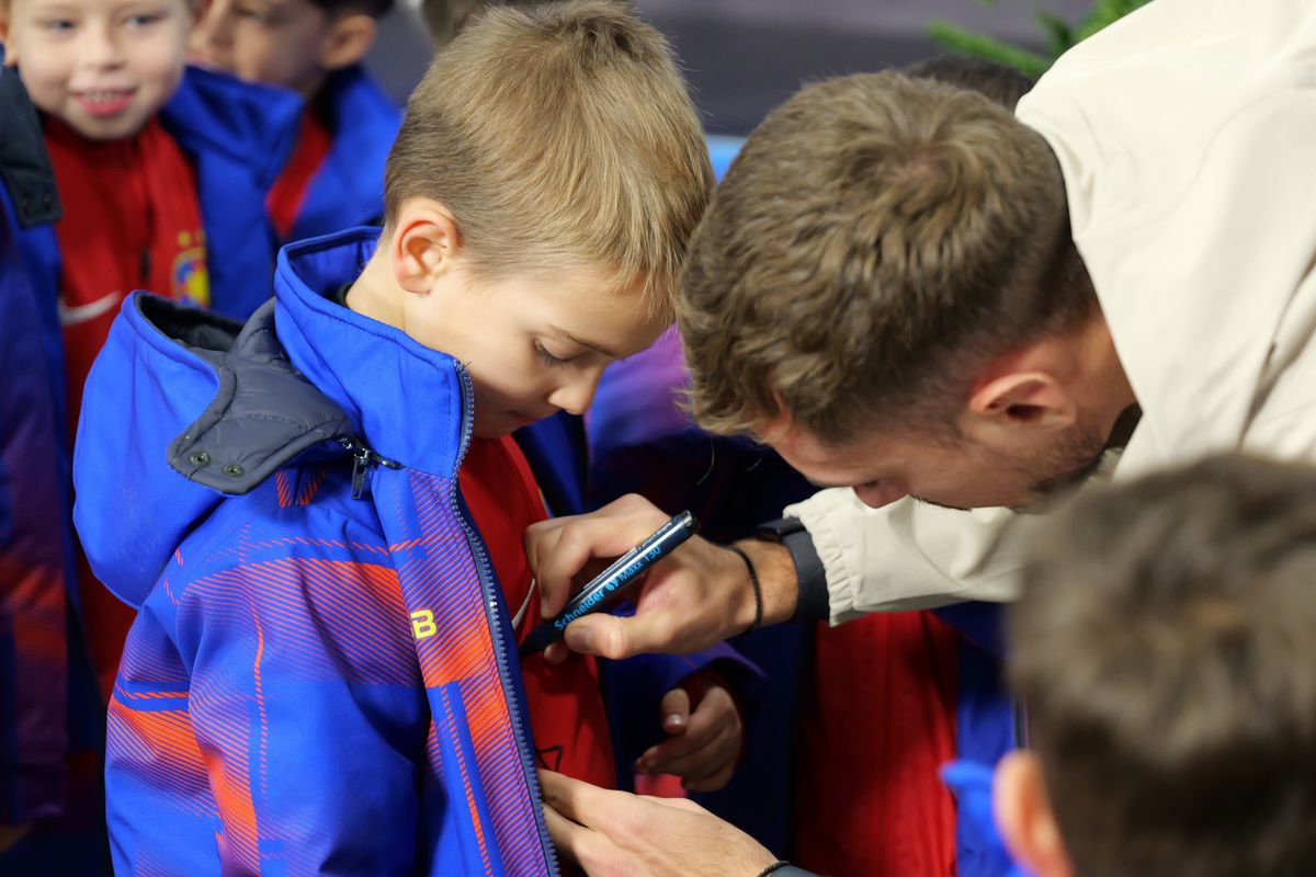 Jucătorii de la FCSB, ajutoarele Moșului pentru copiii din Academie » Pantea a luat microfonul GSP și l-a întrebat pe Lixandru: „Ce v-ați dori de Crăciun?”