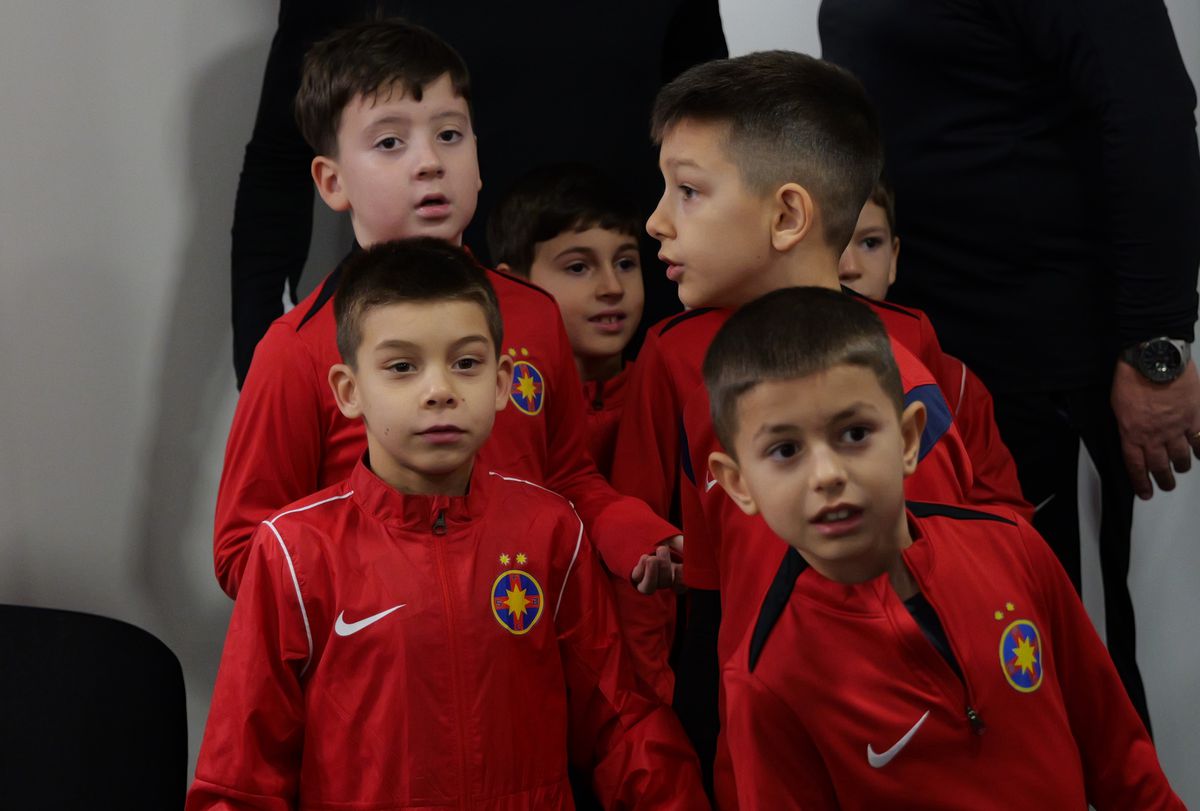 Jucătorii de la FCSB, ajutoarele Moșului pentru copiii din Academie » Pantea a luat microfonul GSP și l-a întrebat pe Lixandru: „Ce v-ați dori de Crăciun?”
