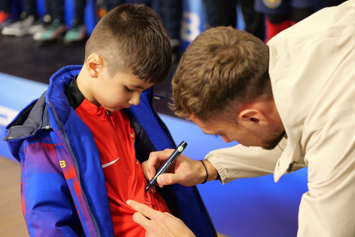 Jucătorii de la FCSB, ajutoarele Moșului pentru copiii din Academie » Pantea a luat microfonul GSP și l-a întrebat pe Lixandru: „Ce v-ați dori de Crăciun?”