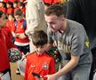 Jucătorii de la FCSB au oferit cadouri copiilor // FOTO: Andrei Furnigă (GSP)