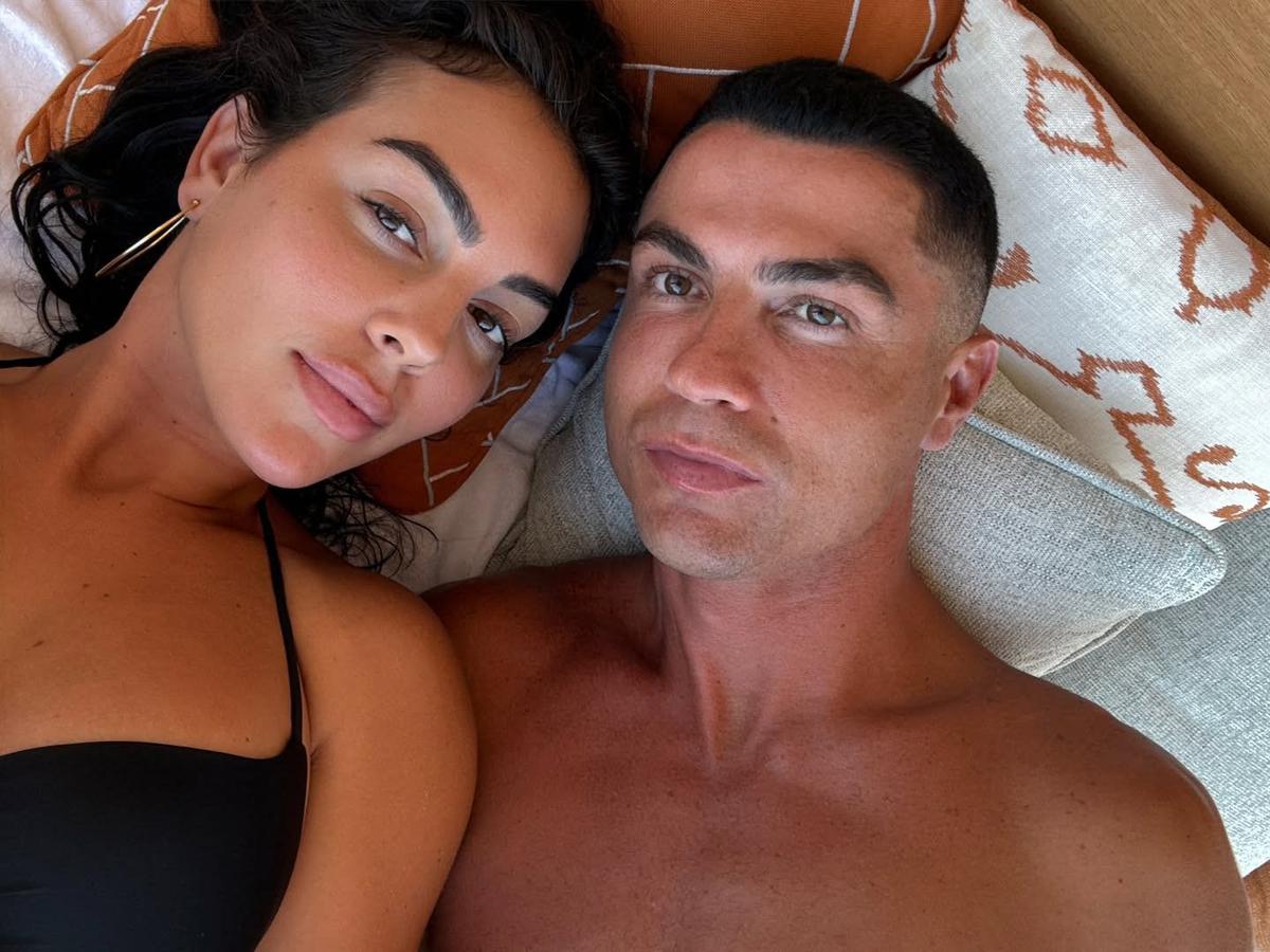 Georgina s-a pozat doar în ... tricou pentru a sărbători live golurile lui Cristiano Ronaldo! » Fotografia devenită virală