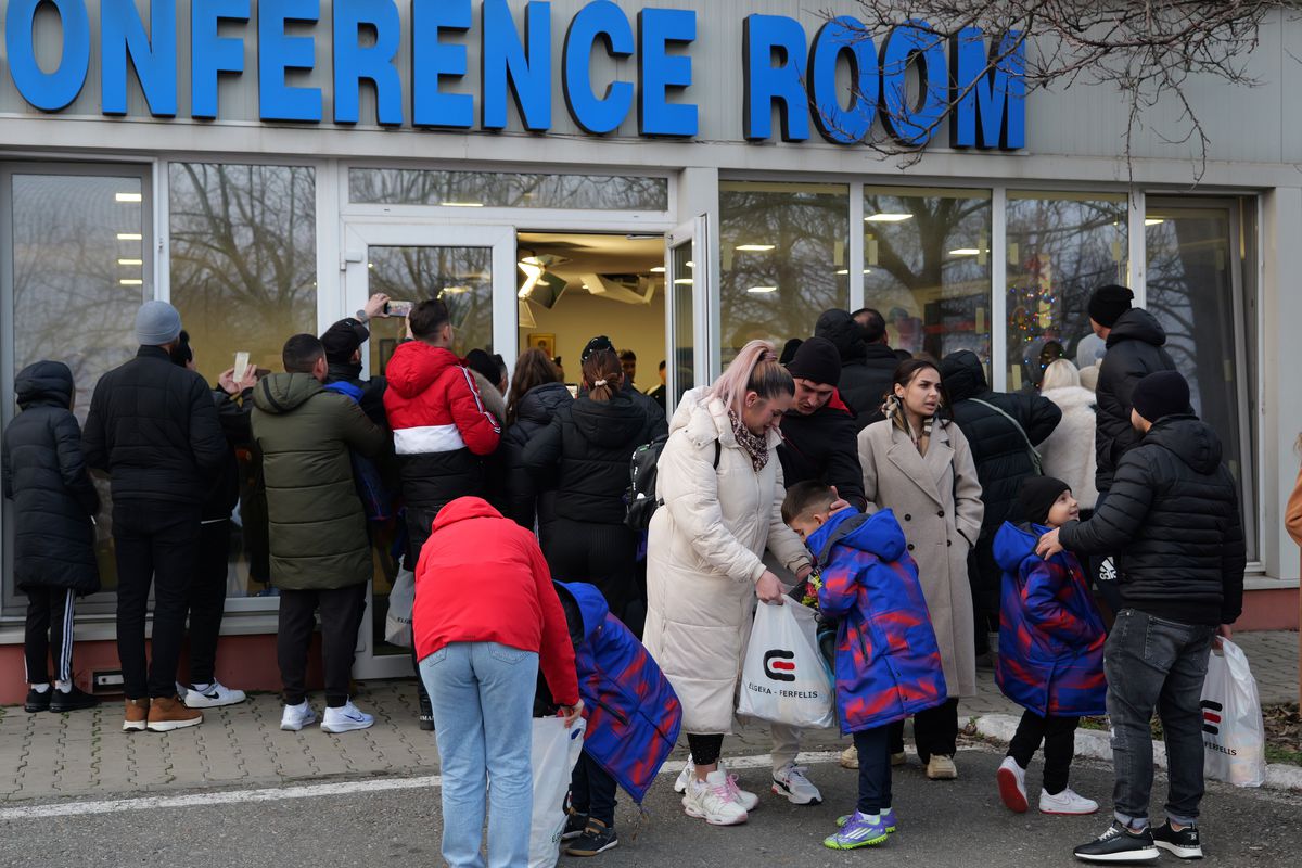 Jucătorii de la FCSB, ajutoarele Moșului pentru copiii din Academie » Pantea a luat microfonul GSP și l-a întrebat pe Lixandru: „Ce v-ați dori de Crăciun?”