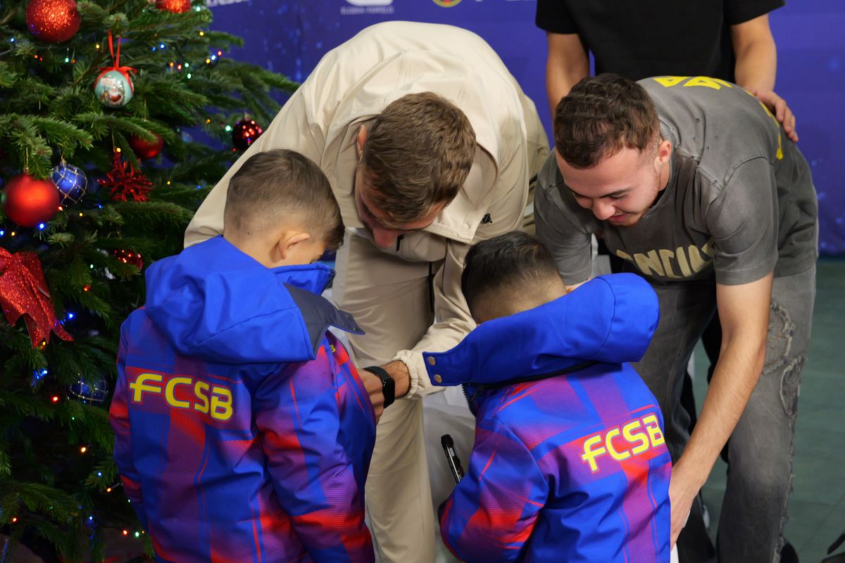 Jucătorii de la FCSB, ajutoarele Moșului pentru copiii din Academie » Pantea a luat microfonul GSP și l-a întrebat pe Lixandru: „Ce v-ați dori de Crăciun?”