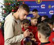 Jucătorii de la FCSB au oferit cadouri copiilor // FOTO: Andrei Furnigă (GSP)