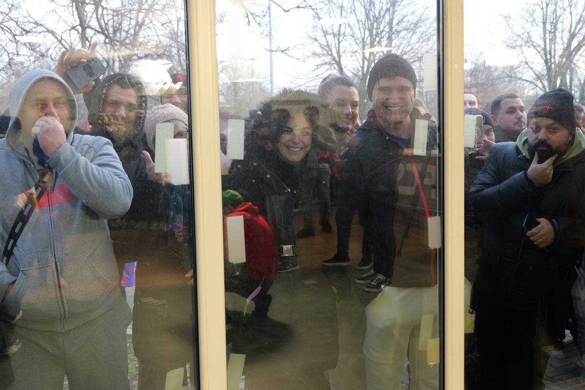 Jucătorii de la FCSB, ajutoarele Moșului pentru copiii din Academie » Pantea a luat microfonul GSP și l-a întrebat pe Lixandru: „Ce v-ați dori de Crăciun?”