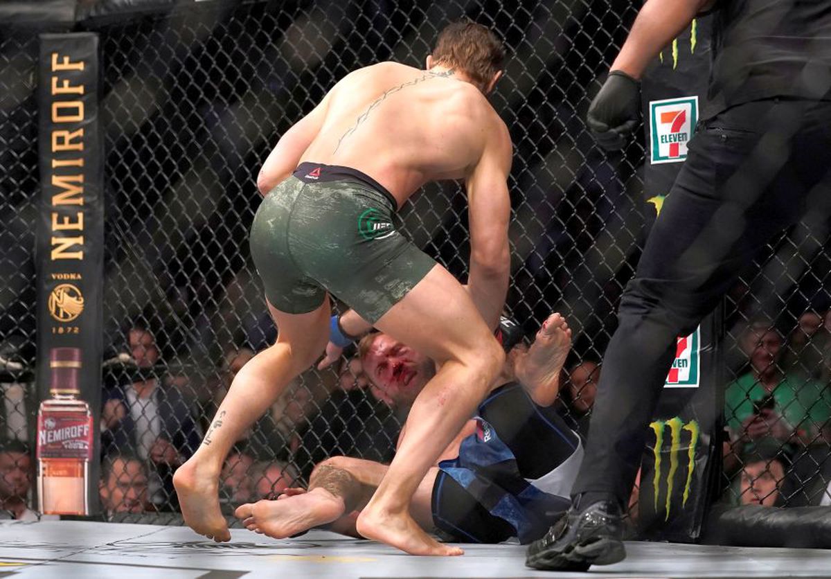 CONOR MCGREGOR SUPREM // VIDEO Conor McGregor, victorie BRUTALĂ la revenire! Și-a învins adversarul cu 20 de pumni în 40 de secunde: l-a lovit și cu umărul!