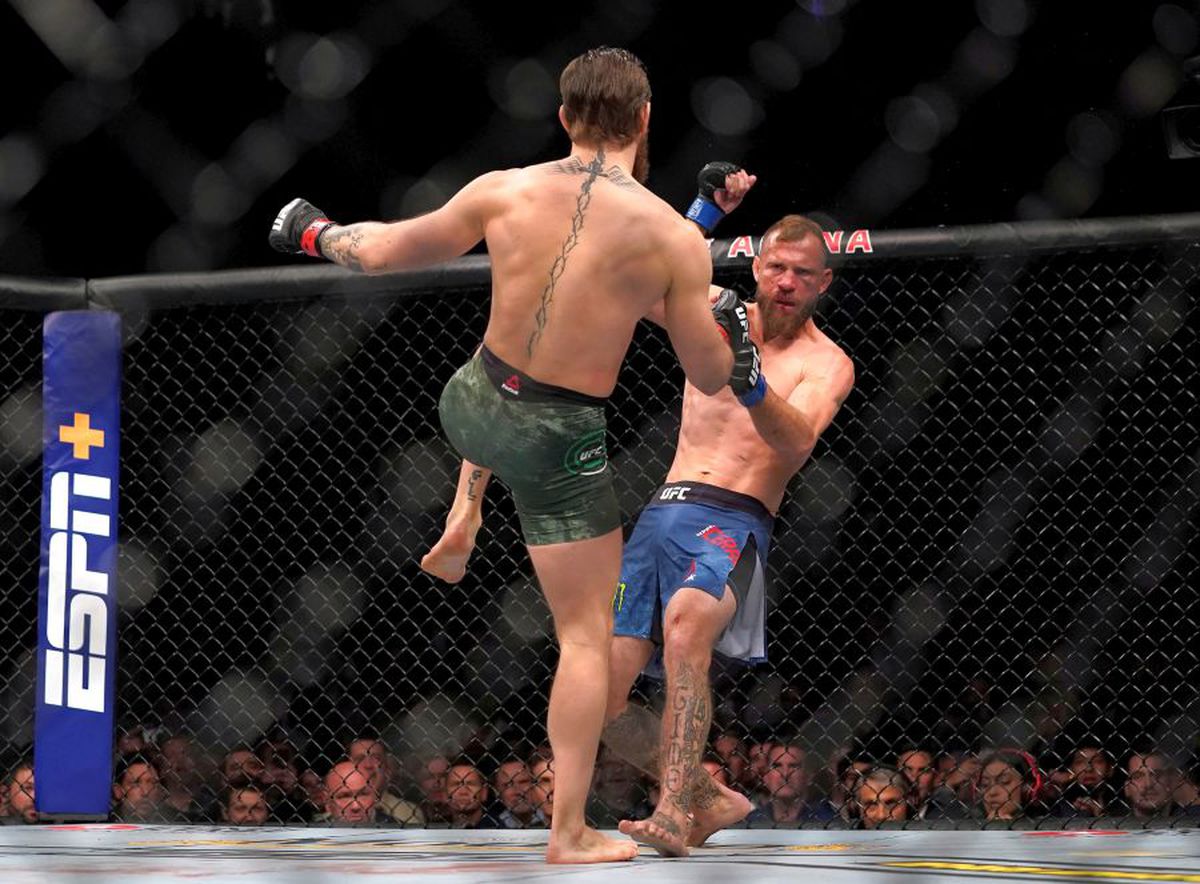 CONOR MCGREGOR SUPREM // VIDEO Conor McGregor, victorie BRUTALĂ la revenire! Și-a învins adversarul cu 20 de pumni în 40 de secunde: l-a lovit și cu umărul!