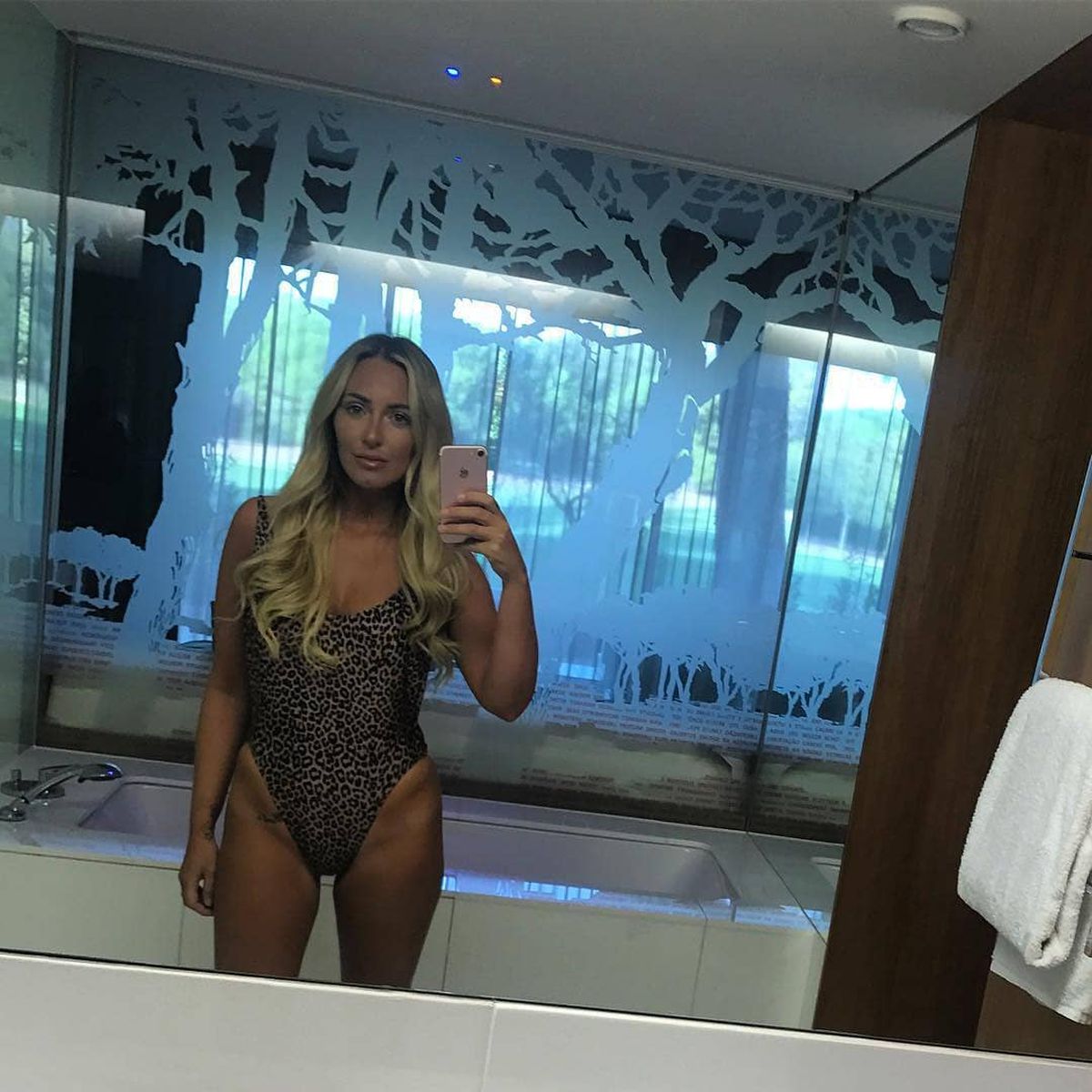 Erin și Aoife, surorile lui Conor McGregor, au făcut senzație! Avion privat și șampanie în foiță de aur