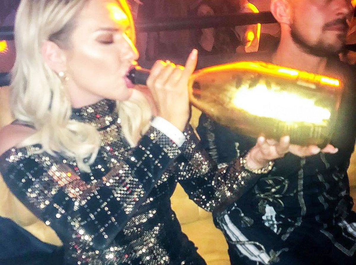 Erin și Aoife, surorile lui Conor McGregor, au făcut senzație! Avion privat și șampanie în foiță de aur