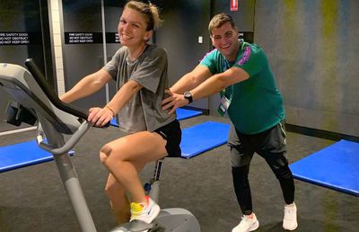 SIMONA HALEP LA AUSTRALIAN OPEN // FOTO Simona Halep, antrenament cu Toni Iuruc! Dezvăluie dificultățile pe care le are: „Nu e ușor pentru mine!”