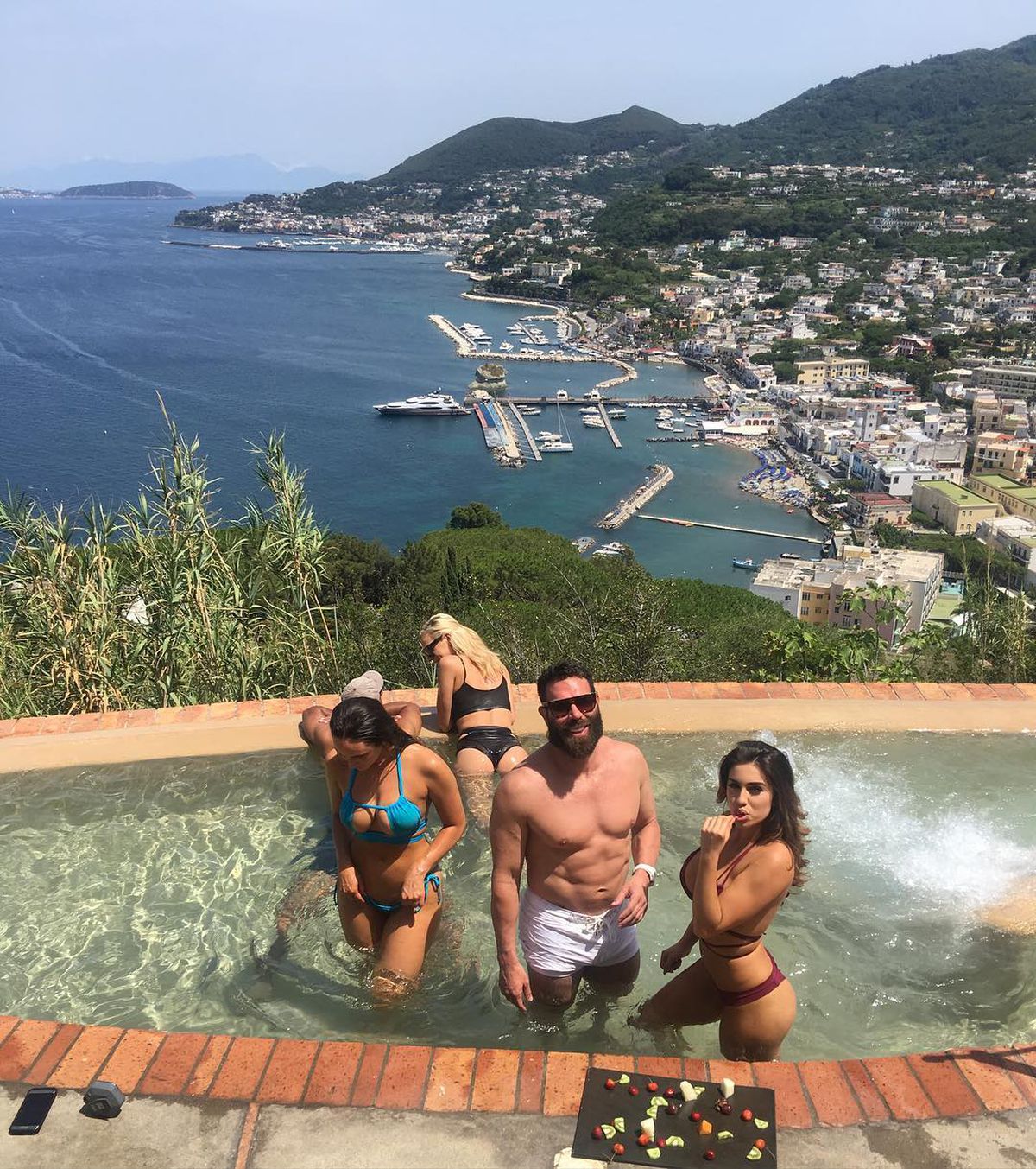 VIDEO Dan Bilzerian a pus o sumă EXORBITANTĂ la pariuri pe McGregor - Cerrone! Ce a urmat