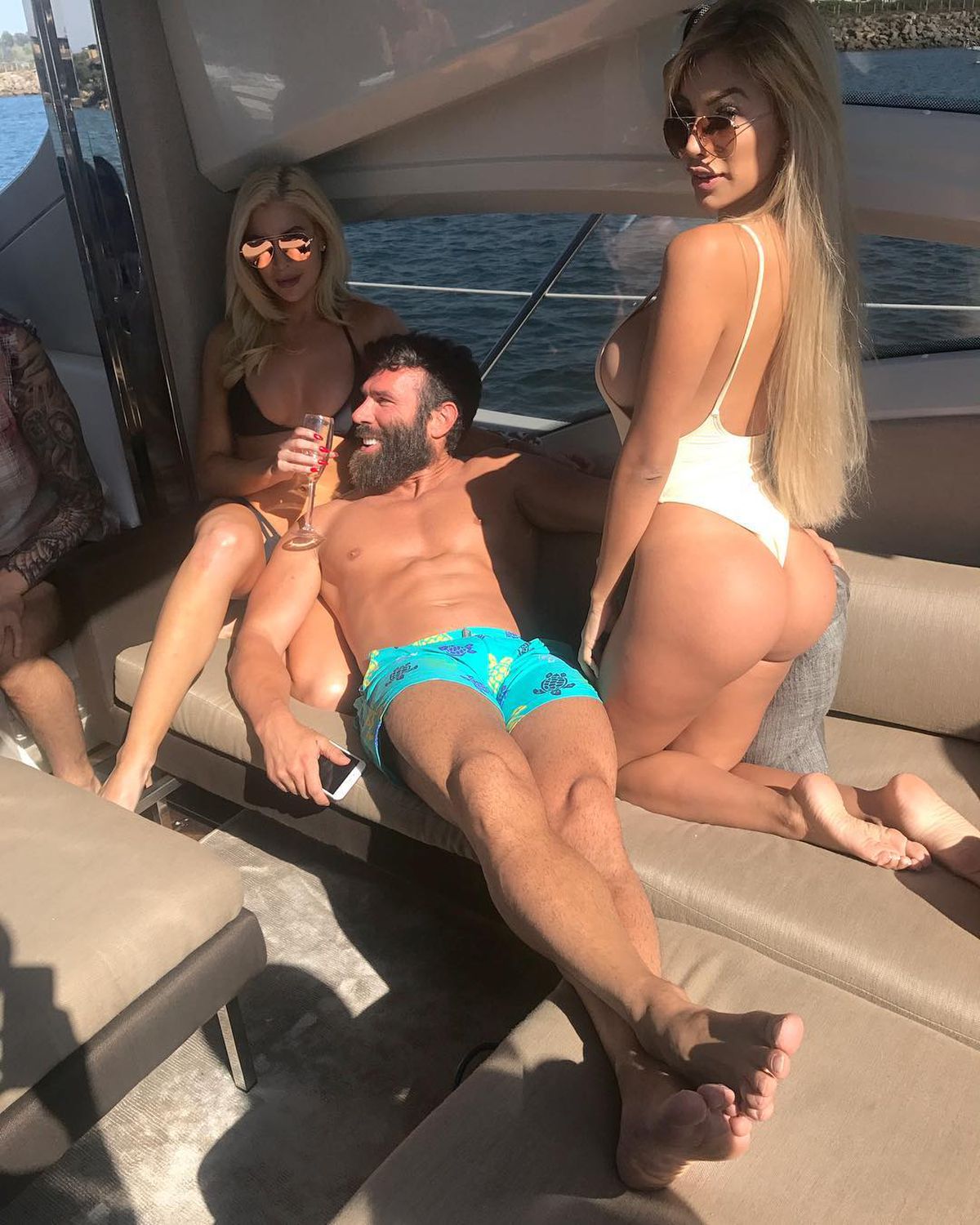 VIDEO Dan Bilzerian a pus o sumă EXORBITANTĂ la pariuri pe McGregor - Cerrone! Ce a urmat