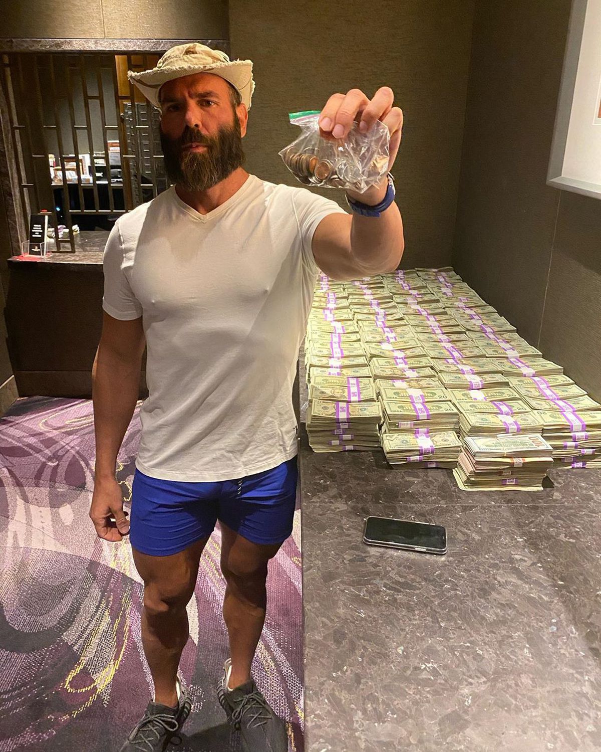 VIDEO Dan Bilzerian a pus o sumă EXORBITANTĂ la pariuri pe McGregor - Cerrone! Ce a urmat