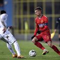 Florin Tănase (roșu), în Gaz Metan - FCSB // foto: Imago