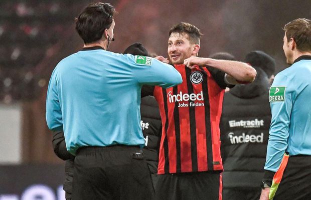 Moment nemaivăzut pe teren: fotbalistul a făcut schimb de tricouri cu arbitrul