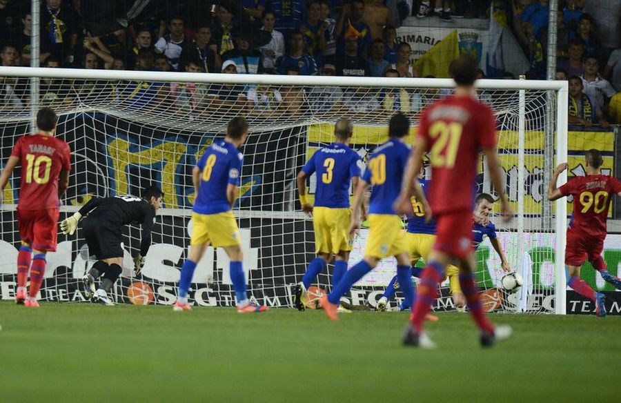 Momentul în care Stefan Nikolic a restabilit egalitatea pe Ilie Oană, în partida Petrolul - Steaua 1-2 Momentul în care Stefan Nikolic a restabilit egalitatea pe Ilie Oană, în partida Petrolul - Steaua 1-2