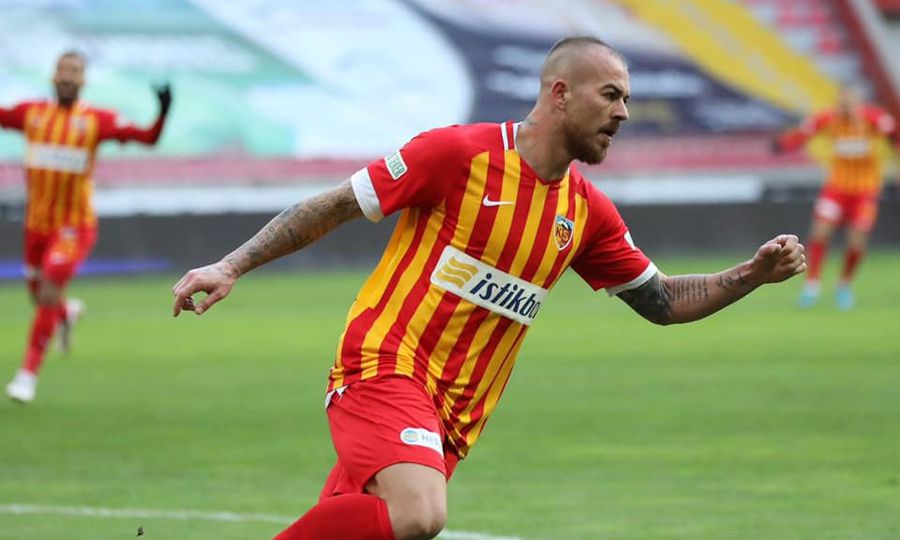 Denis Alibec (30 de ani) sărbătorește marcarea primului gol în Kayserispor - Istanbul Bașakșehir FOTO Kayserispor Denis Alibec (30 de ani) sărbătorește marcarea primului gol în Kayserispor - Istanbul Bașakșehir FOTO Kayserispor