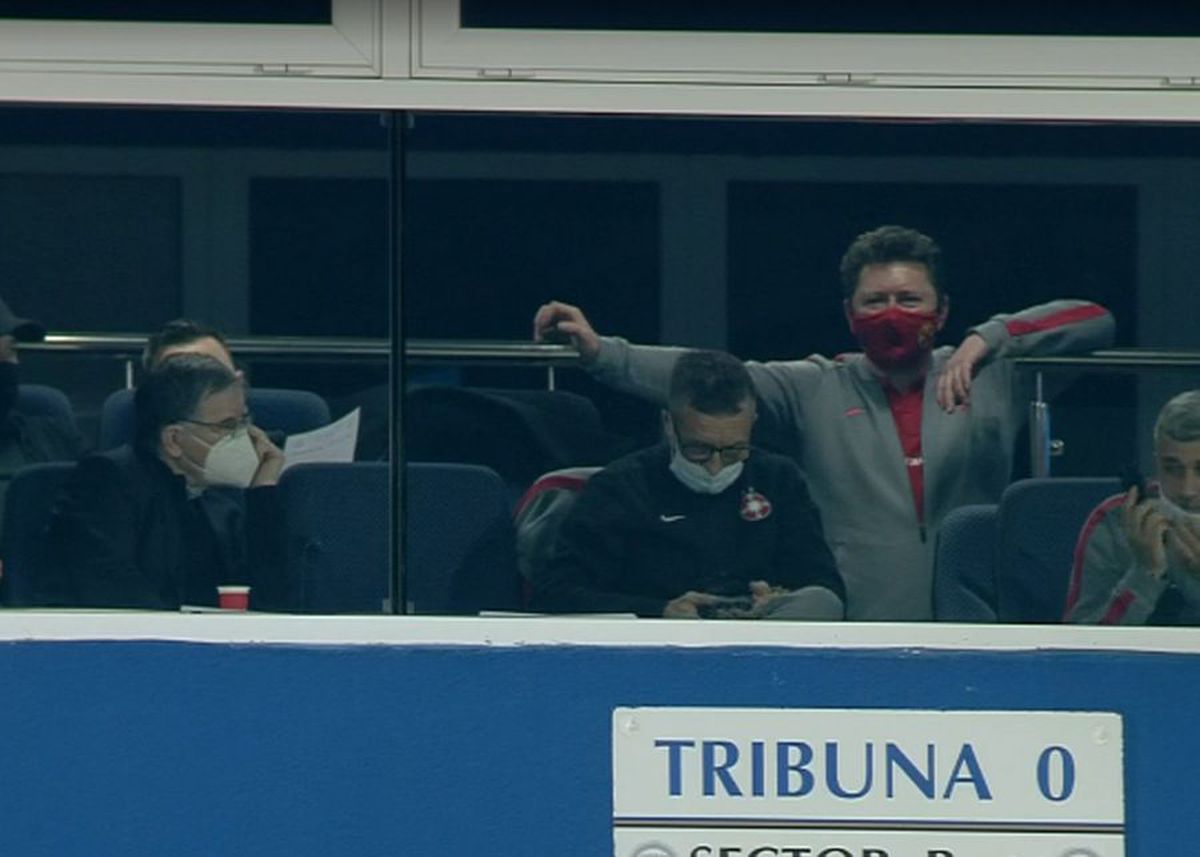 FOTO Oficialii celor de la FCSB, surprinși vorbind la telefon în pauza meciului cu Viitorul! Reacția lui Basarab Panduru: „Argăseală poate scrie o poezie”