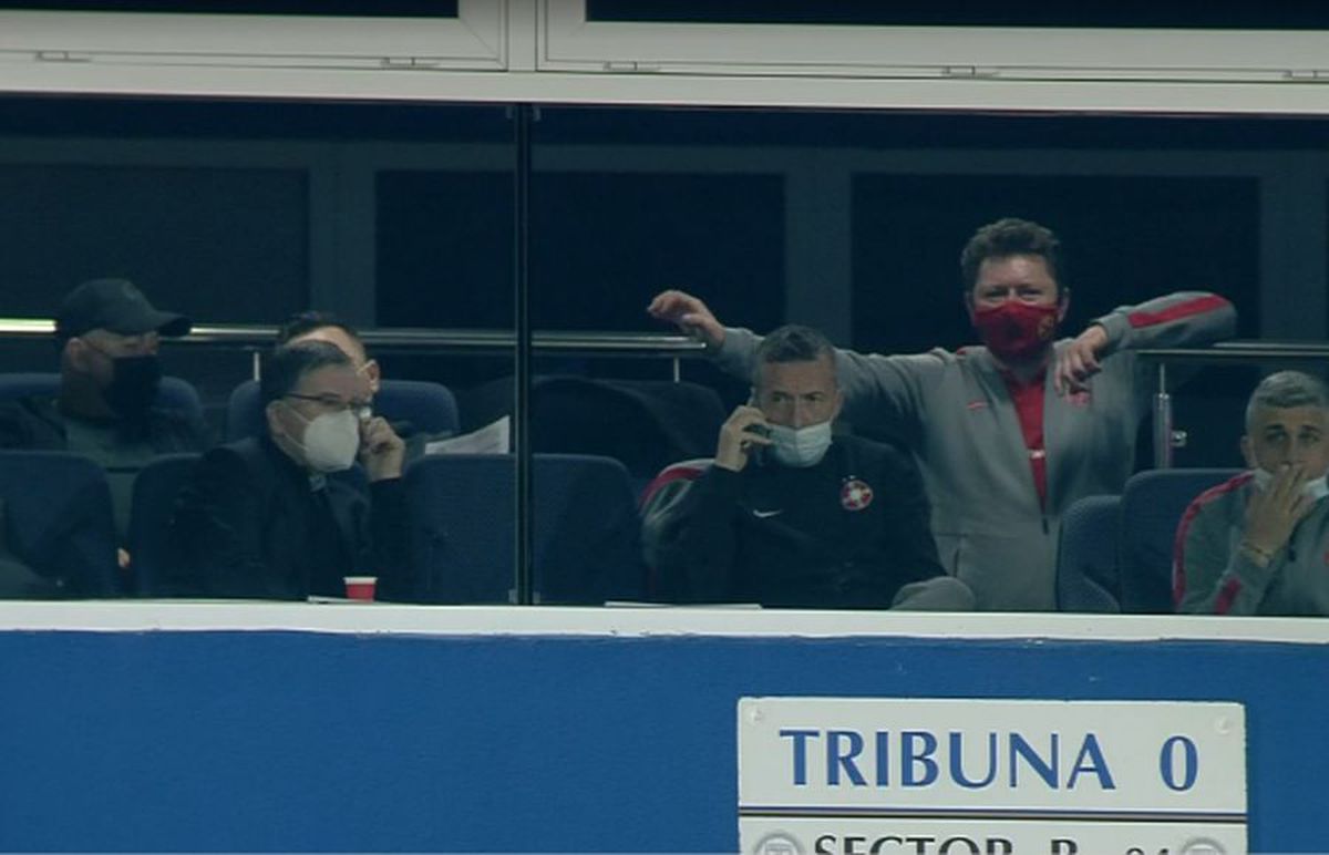 FOTO Oficialii celor de la FCSB, surprinși vorbind la telefon în pauza meciului cu Viitorul! Reacția lui Basarab Panduru: „Argăseală poate scrie o poezie”