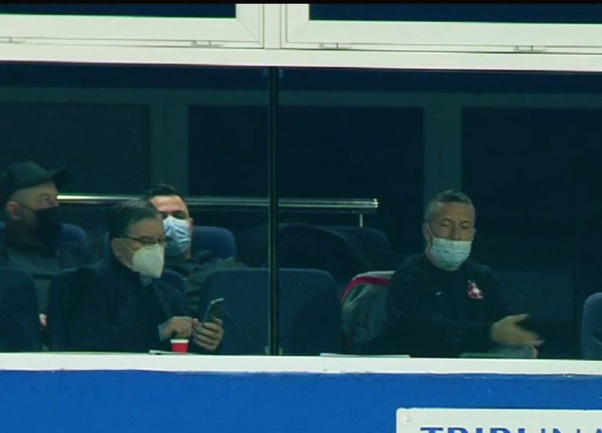 FOTO Oficialii celor de la FCSB, surprinși vorbind la telefon în pauza meciului cu Viitorul! Reacția lui Basarab Panduru: „Argăseală poate scrie o poezie”