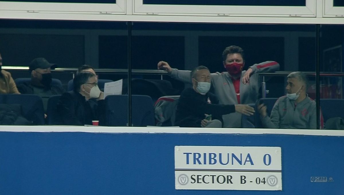 FOTO Oficialii celor de la FCSB, surprinși vorbind la telefon în pauza meciului cu Viitorul! Reacția lui Basarab Panduru: „Argăseală poate scrie o poezie”