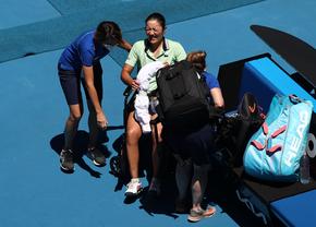 Scene cumplite la Australian Open » A fost nevoită să iasă de pe teren în scaun cu rotile