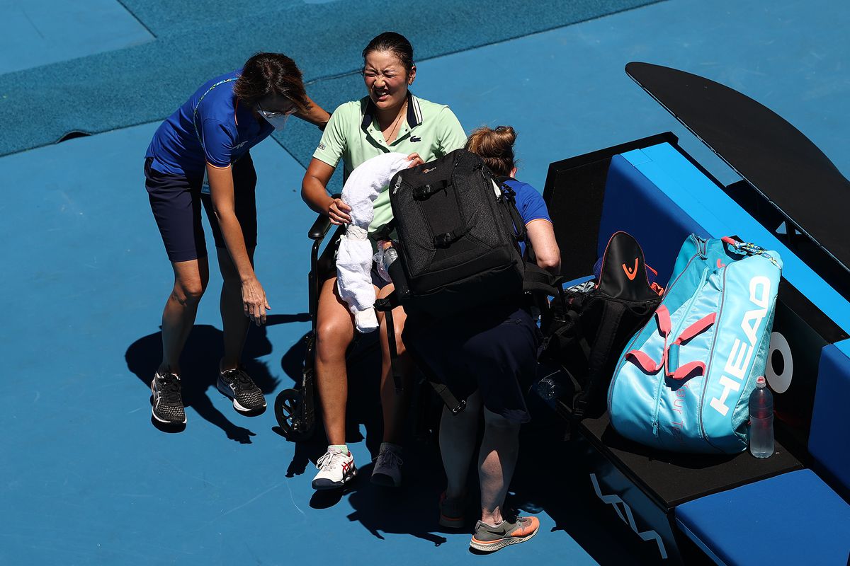 Scene dureroase la Australian Open » A fost nevoită să iasă de pe teren în scaun cu rotile