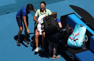 Scene dureroase la Australian Open » A fost nevoită să iasă de pe teren în scaun cu rotile