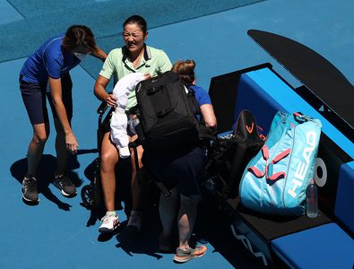 Scene cumplite la Australian Open » A fost nevoită să iasă de pe teren în scaun cu rotile