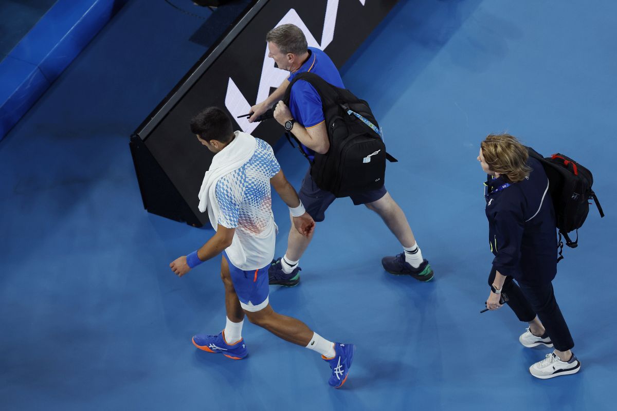 Altă izbucnire! Djokovic a mers direct la arbitru și i-a cerut să-l dea afară din arenă: „E complet beat!” + noi emoții cu accidentarea la picior, Nole a primit tratament la vestiar