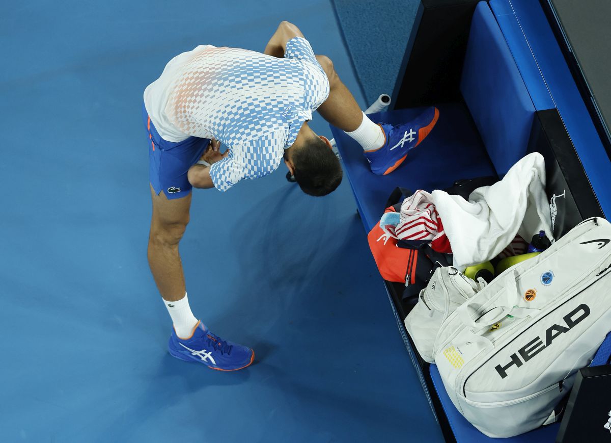 Altă izbucnire! Djokovic a mers direct la arbitru și i-a cerut să-l dea afară din arenă: „E complet beat!” + noi emoții cu accidentarea la picior, Nole a primit tratament la vestiar