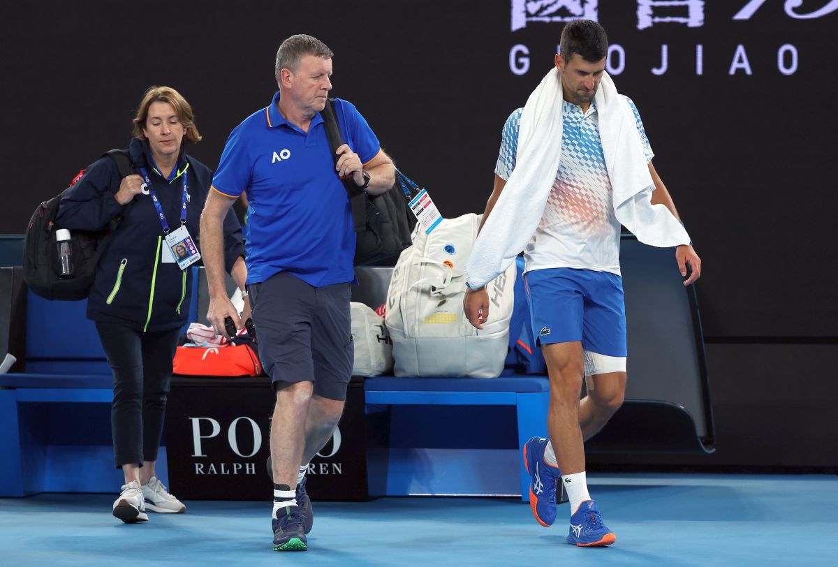 Altă izbucnire! Djokovic a mers direct la arbitru și i-a cerut să-l dea afară din arenă: „E complet beat!” + noi emoții cu accidentarea la picior, Nole a primit tratament la vestiar