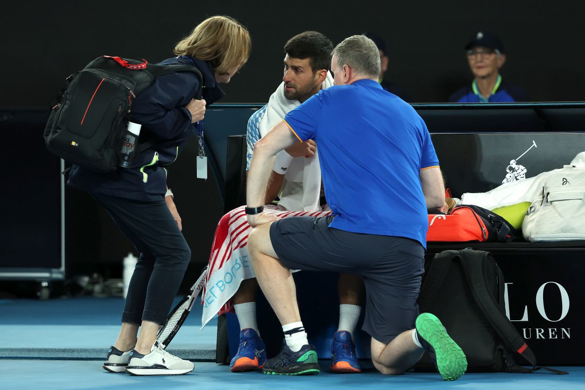 Altă izbucnire! Djokovic a mers direct la arbitru și i-a cerut să-l dea afară din arenă: „E complet beat!” + noi emoții cu accidentarea la picior, Nole a primit tratament la vestiar