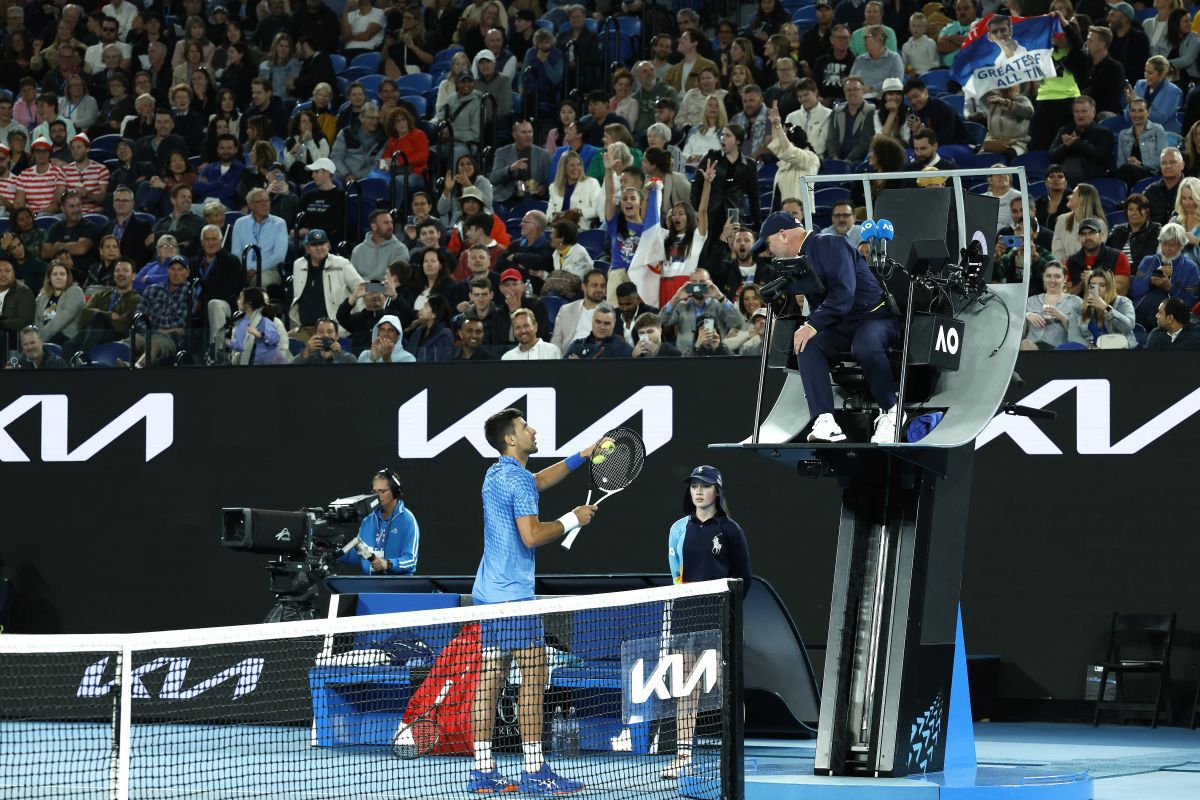 Altă izbucnire! Djokovic a mers direct la arbitru și i-a cerut să-l dea afară din arenă: „E complet beat!” + noi emoții cu accidentarea la picior, Nole a primit tratament la vestiar