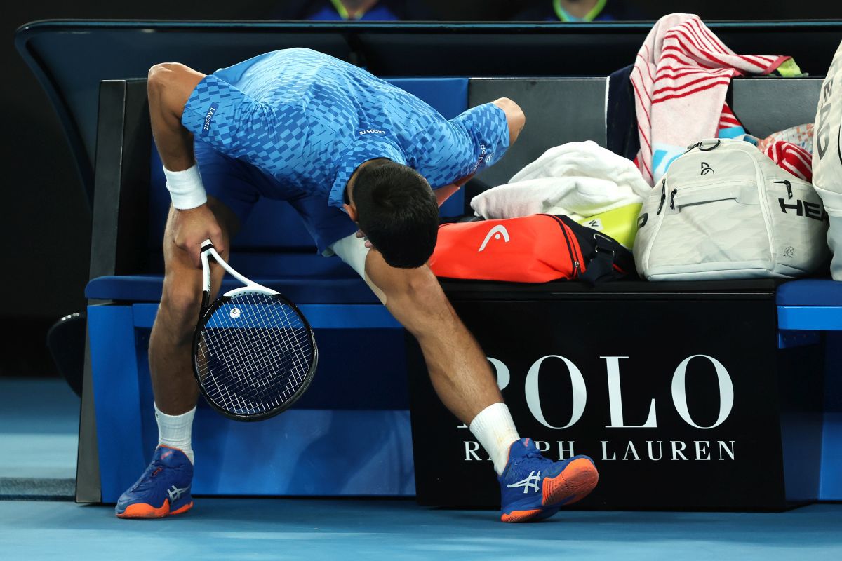 Altă izbucnire! Djokovic a mers direct la arbitru și i-a cerut să-l dea afară din arenă: „E complet beat!” + noi emoții cu accidentarea la picior, Nole a primit tratament la vestiar