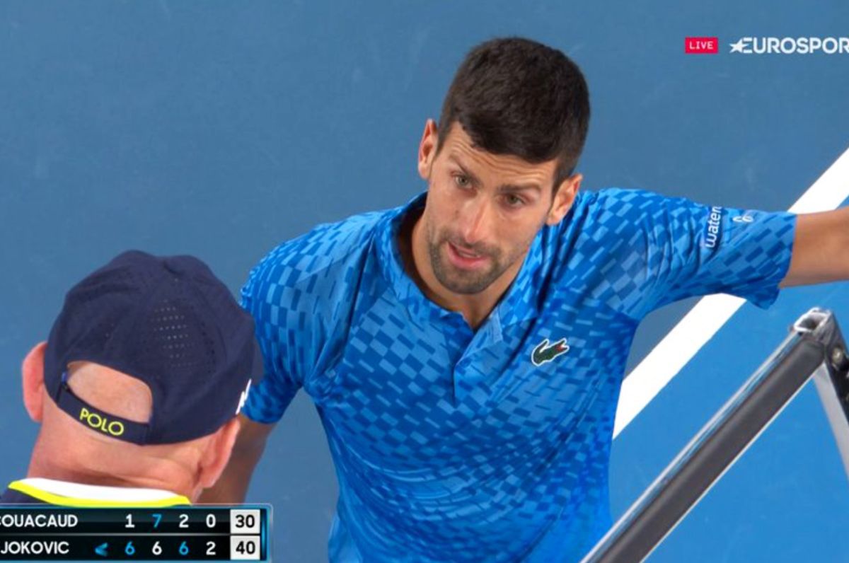 Altă izbucnire! Djokovic a mers direct la arbitru și i-a cerut să-l dea afară din arenă: „E complet beat!” + noi emoții cu accidentarea la picior, Nole a primit tratament la vestiar