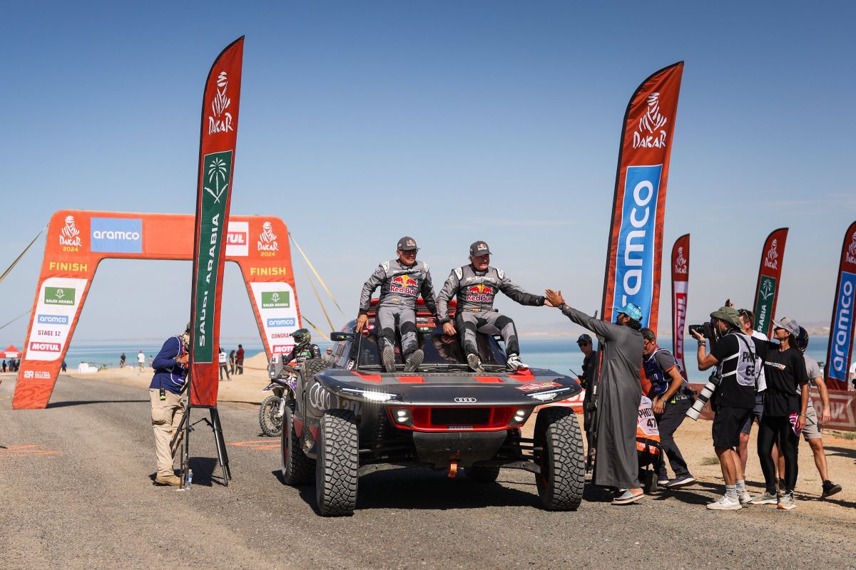 Carlos Sainz, cel mai vârstnic învingător în Raliul Dakar, la 61 de ani! » În 2023 s-a retras, cu două vertebre fracturate