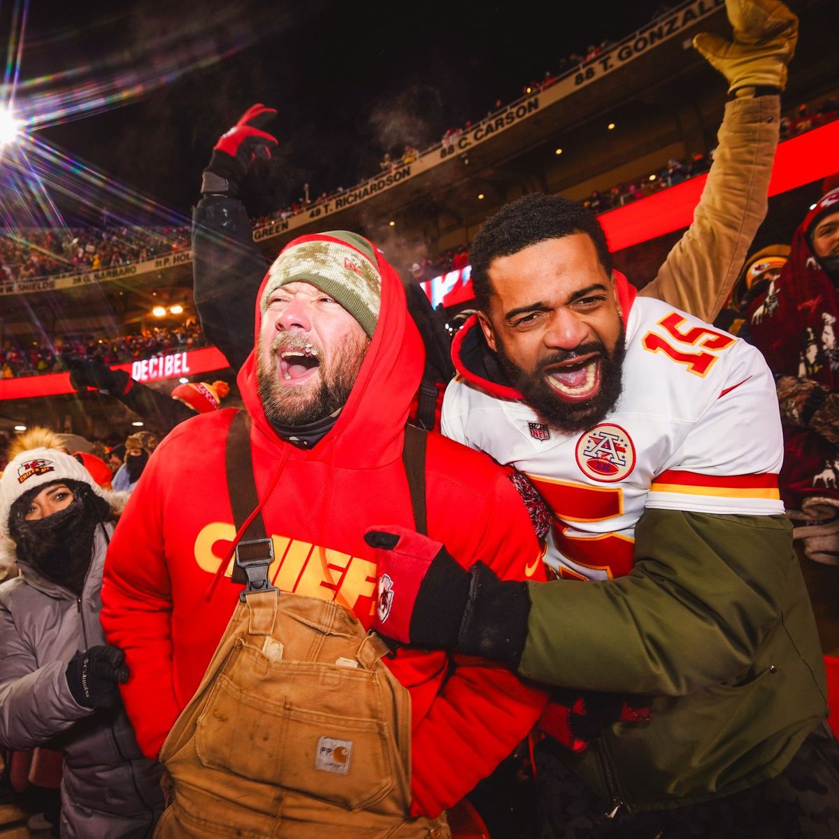 Fanii fotbalului american suportând temperaturi de -20 de grade