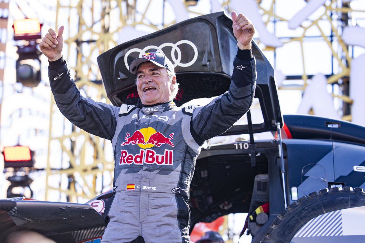 Carlos Sainz, cel mai vârstnic învingător în Raliul Dakar, la 61 de ani! » În 2023 s-a retras, cu două vertebre fracturate