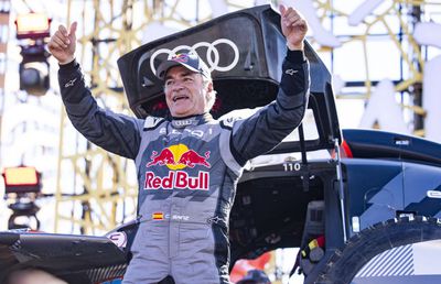 Carlos Sainz, cel mai vârstnic învingător în Raliul Dakar, la 61 de ani! » În 2023 s-a retras, cu două vertebre fracturate
