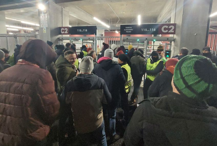 Rapid - FCU Craiova. Înainte de startul partidei, fanii s-au înghesuit teribil la porțile de intrare pe arena din Giulești.