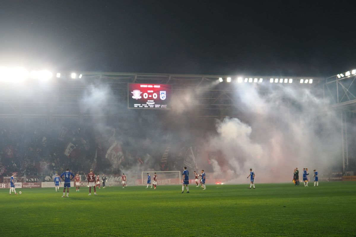 „Revelion” în Giulești! Galeriile au întrerupt derby-ul Rapid - FCU Craiova + scenografia oltenilor