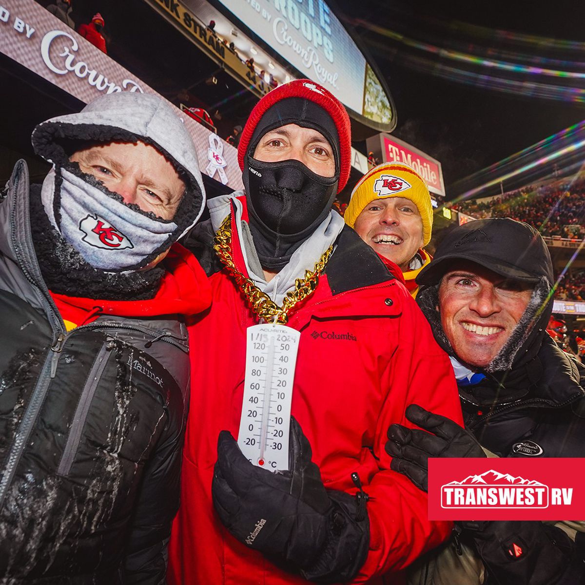 Fanii fotbalului american suportând temperaturi de -20 de grade