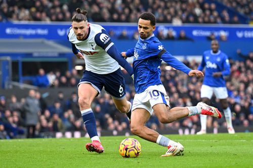 Radu Drăgușin, în Everton - Tottenham, foto: Getty Images