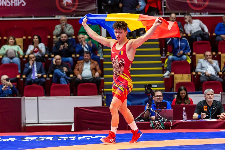 Denis Mihai cu tricolorul după aurul european U23, câștigat la București Denis Mihai, puștiul-fenomen din lupte: „Medalie la Olimpiada de la Los Angeles! Doar așa intru în istorie!” + Amintiri din familie: „Mai veneam acasă cu un ochi vânăt”